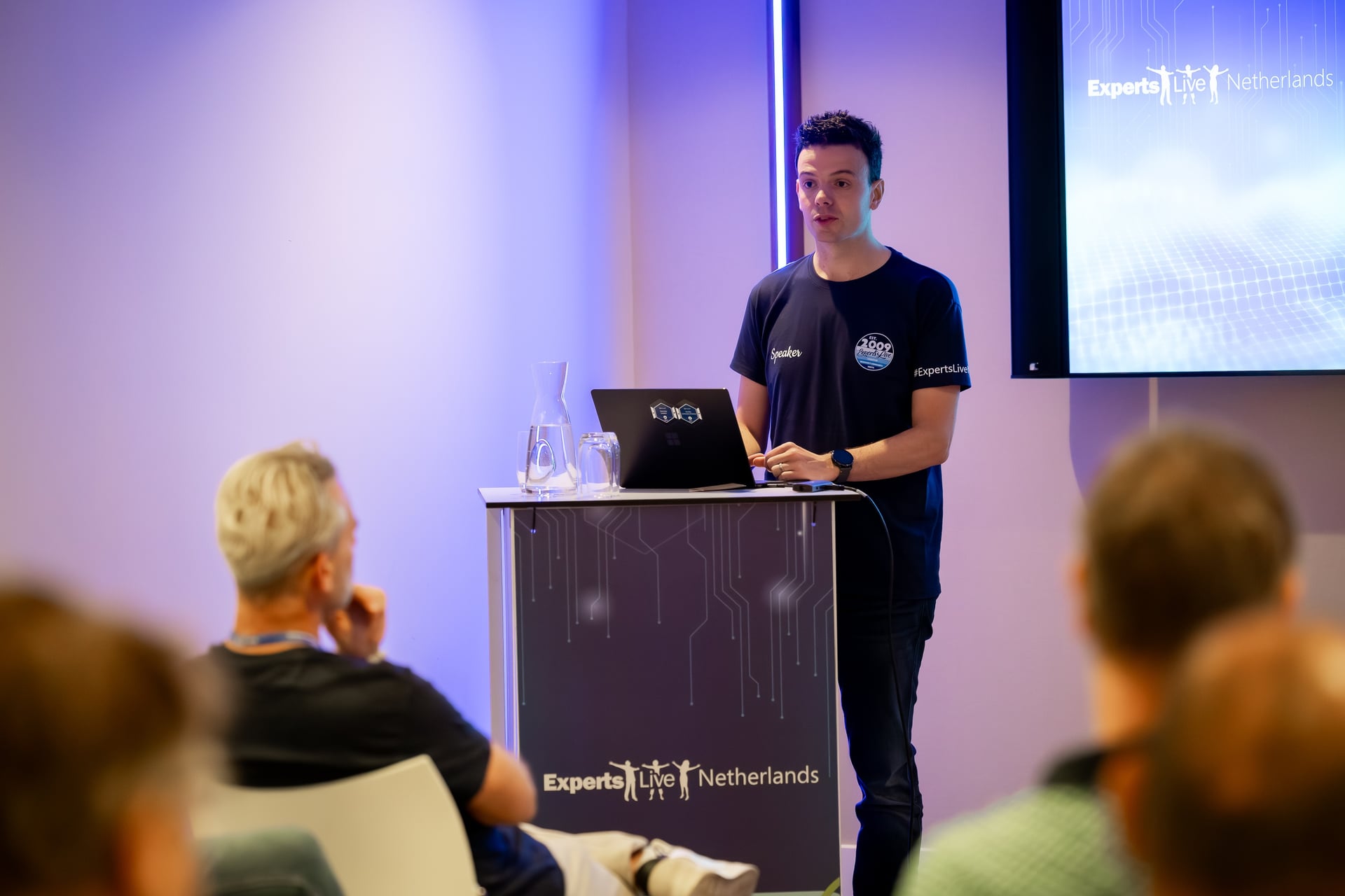 Tristan van Onselen achter de speakerdesk op Experts Live Netherlands