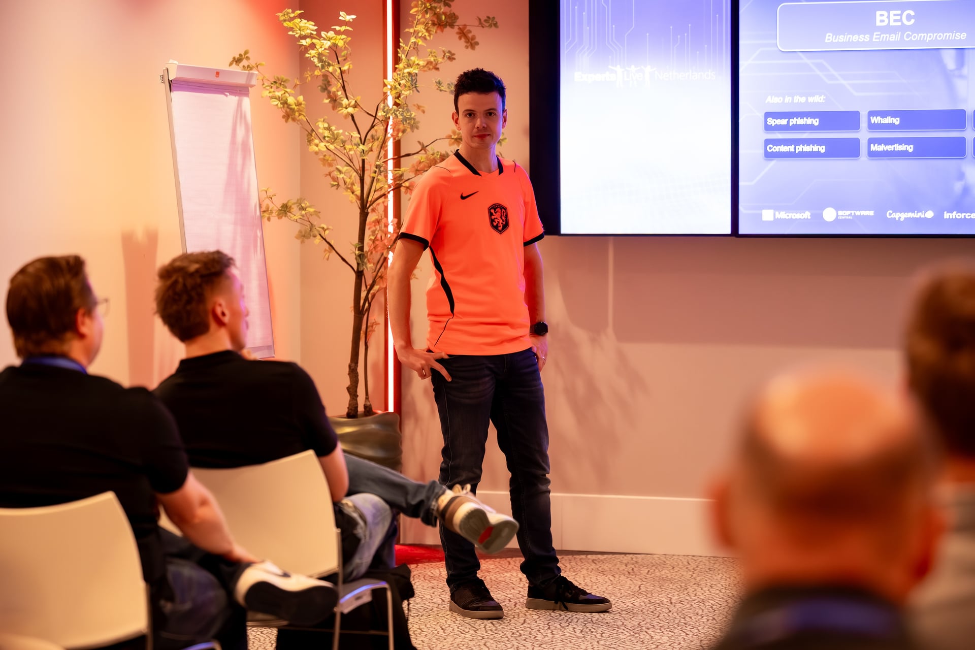 Tristan van Onselen legt Business Email Compromise uit op Experts Live